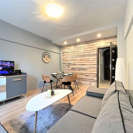 In The Center Next To Ndk Apartmán